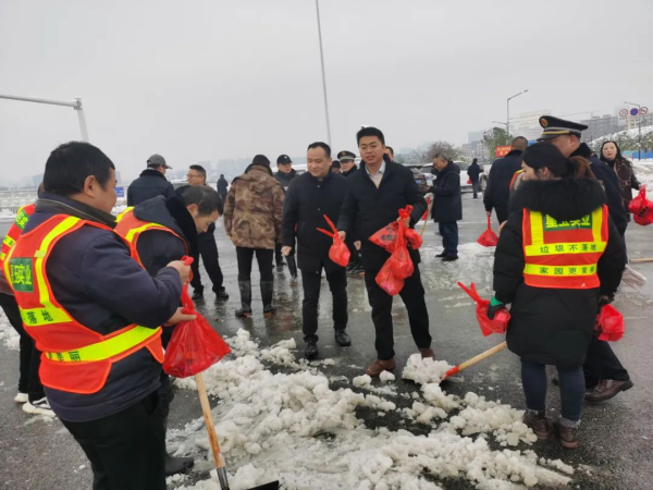 双清区领导看望慰问奋战在一线铲雪除冰清障的干部职工(图2)