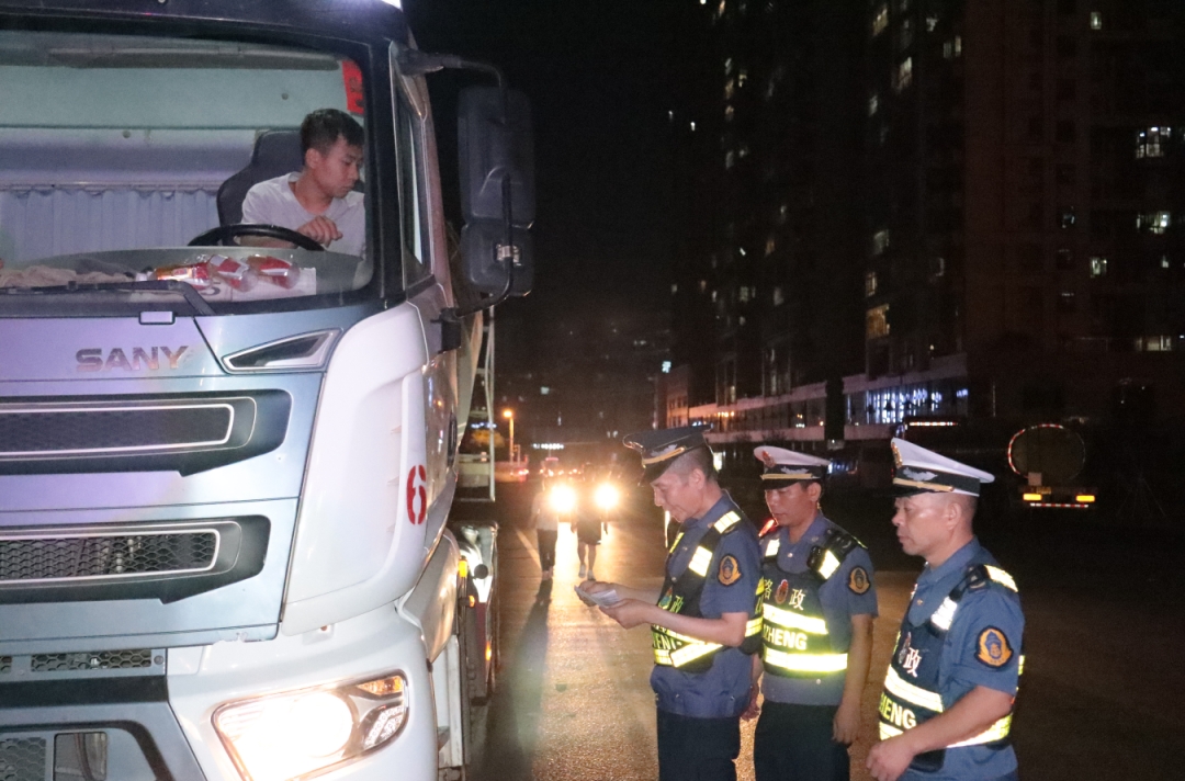 双清区开展夜间治超联合突击行动(图2)