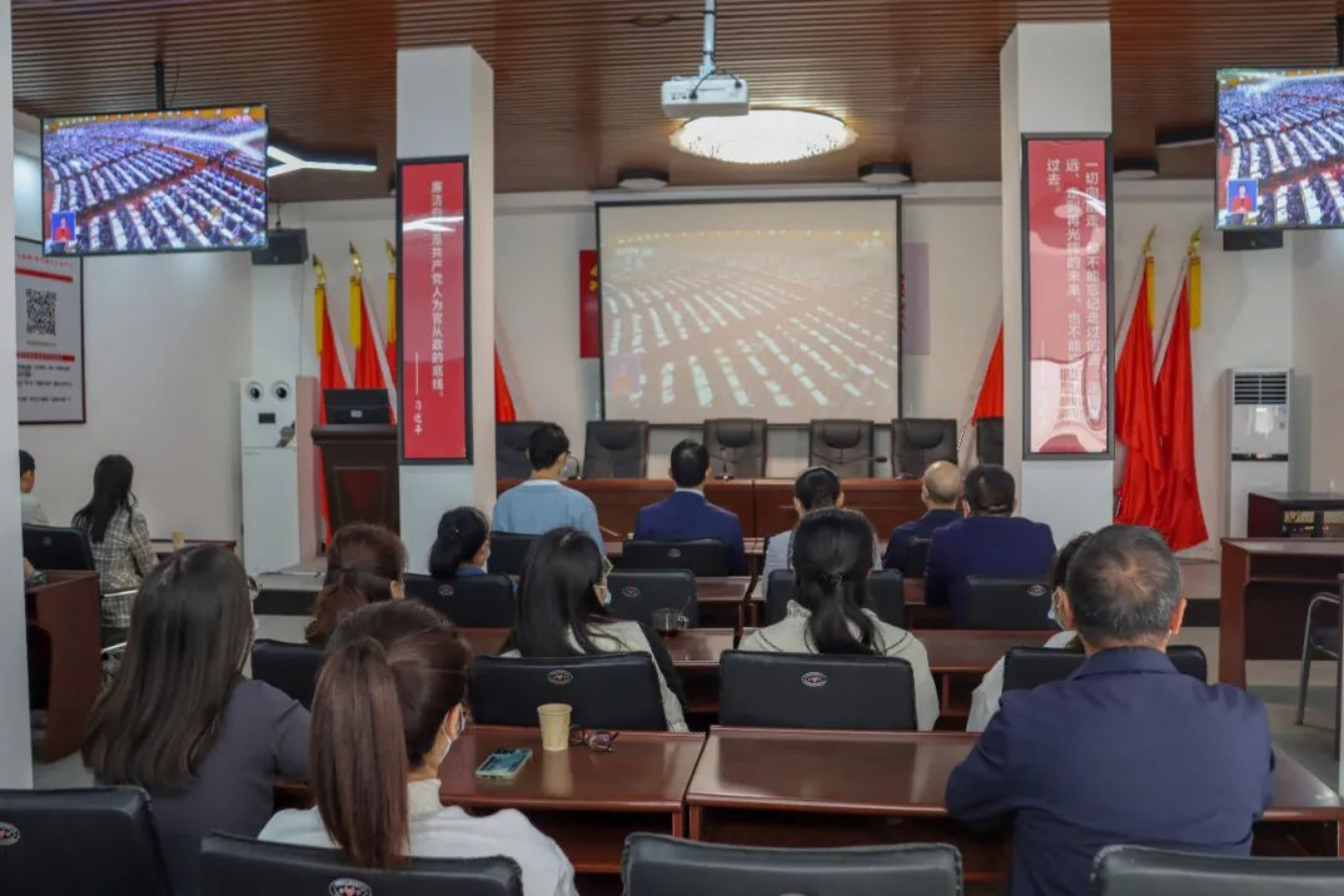双清区干部群众认真收看收听党的二十大开幕会(图3)
