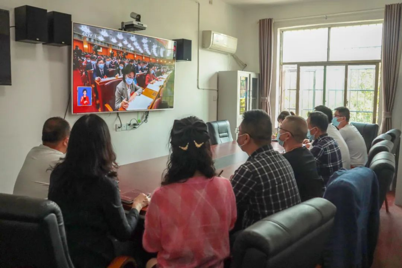 双清区干部群众认真收看收听党的二十大开幕会(图2)