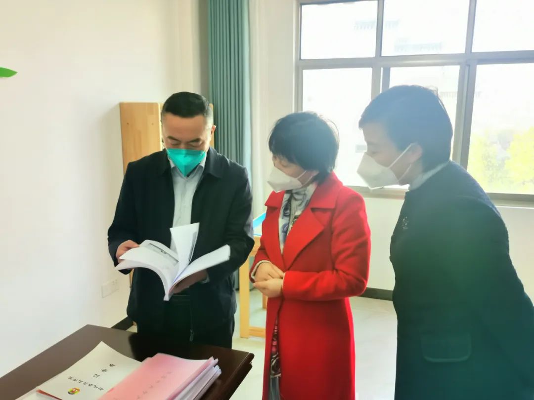 区委书记赵逢春调研初心委员工作室(图2)