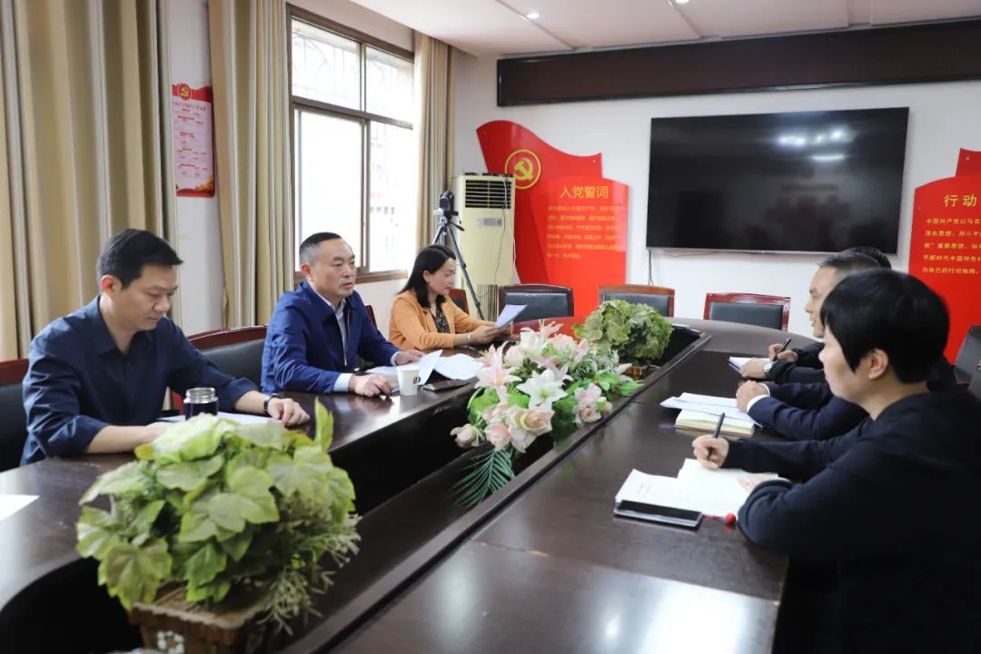区委书记赵逢春调研区行政审批局和区市场监管局(图1)