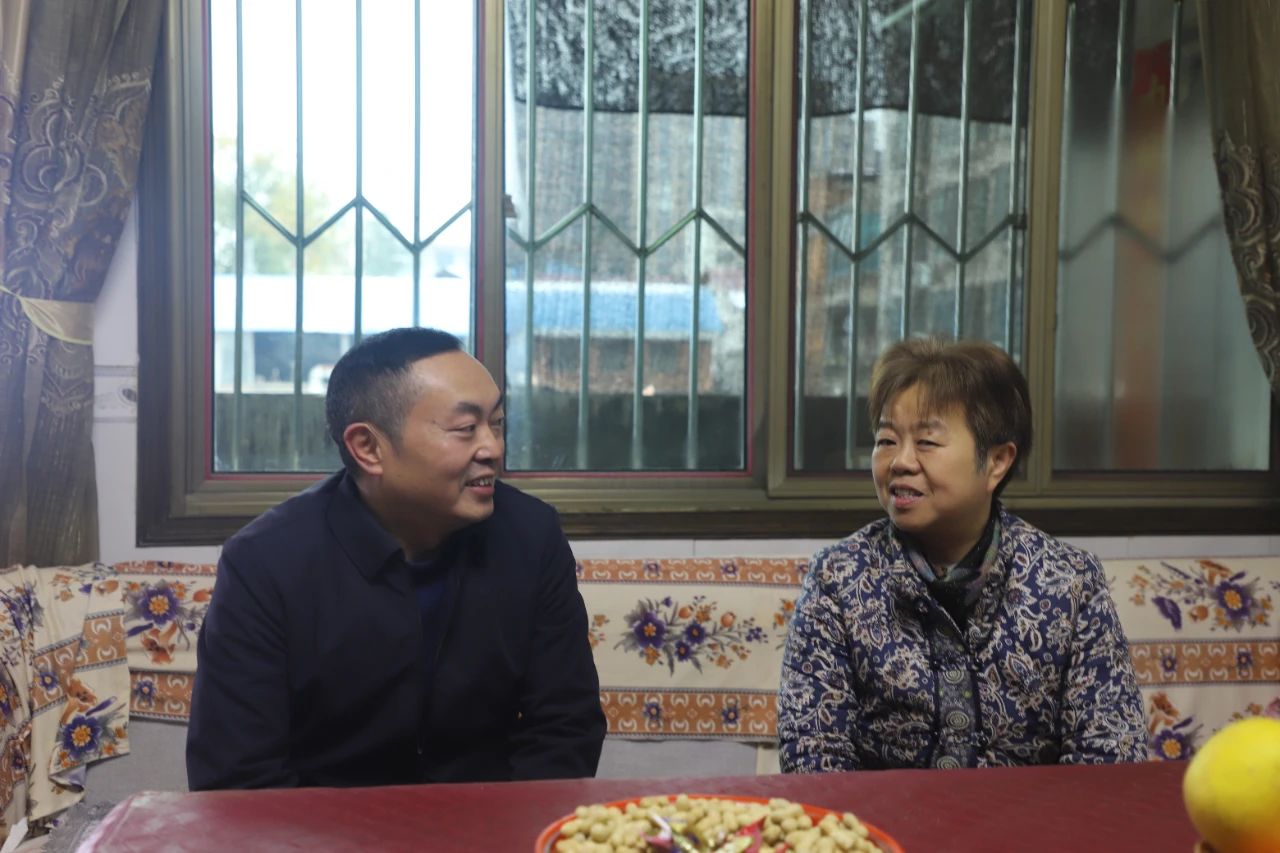 区委书记赵逢春开展春节前走访慰问活动(图1)