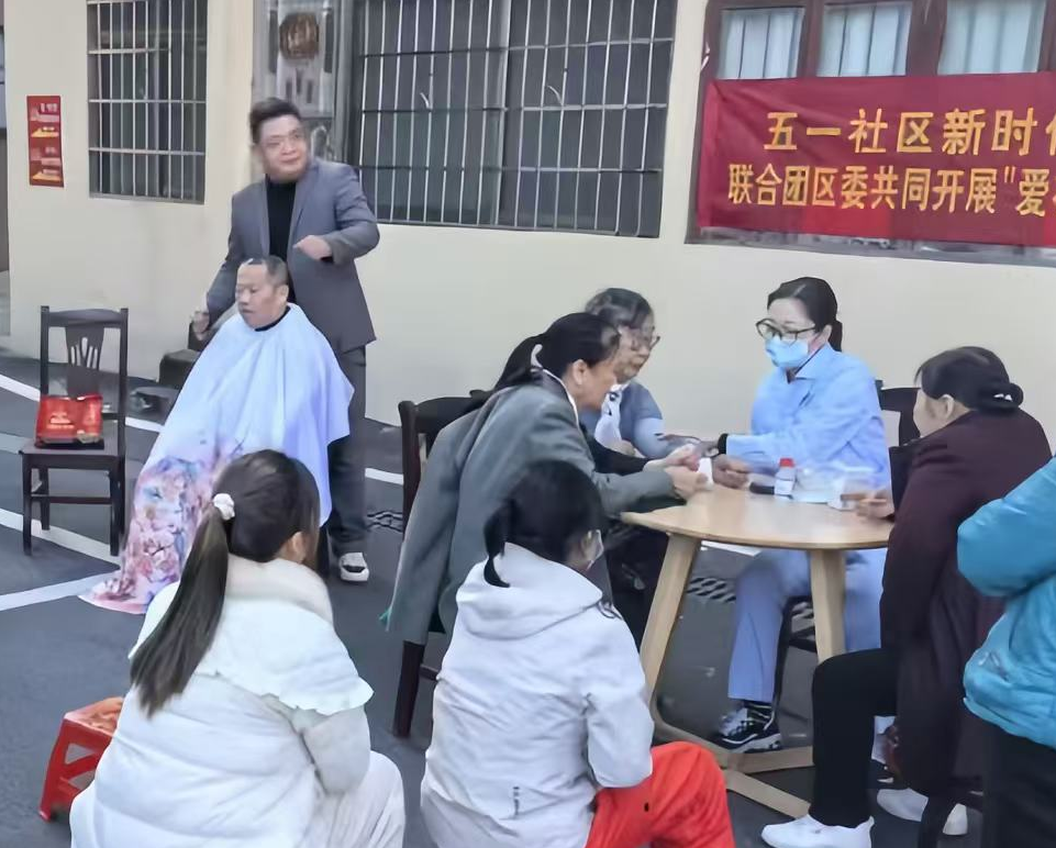 双清区开展义剪义诊进社区活动(图1)