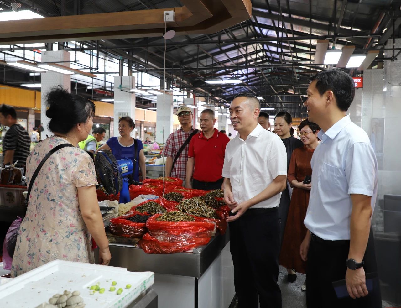 区委书记赵逢春调研三眼井食品城农贸市场升级改造工作(图1)