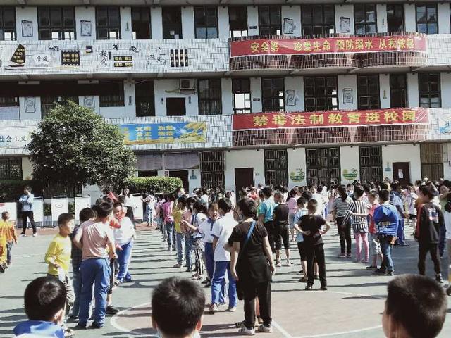 小江湖街道江湖社区联合江湖小学开展未成年人禁毒法制安全教育(图1)