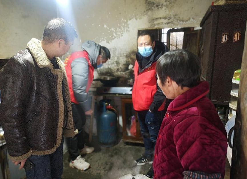 闻令出征，双清区党员干部“鏖战”冰雪(图3)