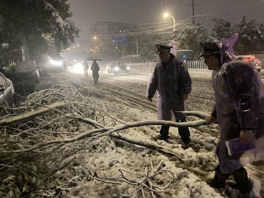 闻令出征，双清区党员干部“鏖战”冰雪(图4)