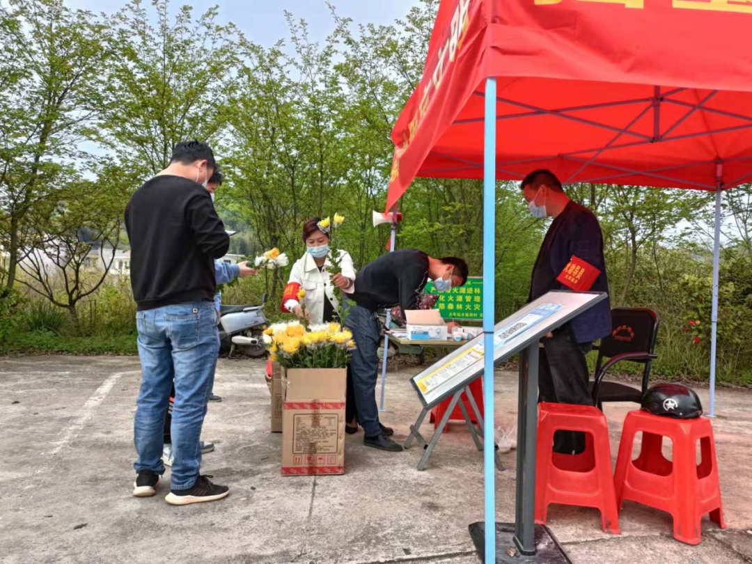 纸钱换鲜花，火车站乡文明祭祀劝导出实招(图2)