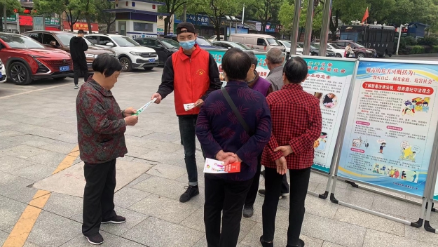 龙须塘街道开展“4.15全民国家安全教育日”暨禁毒、反电诈系列宣传活动(图2)