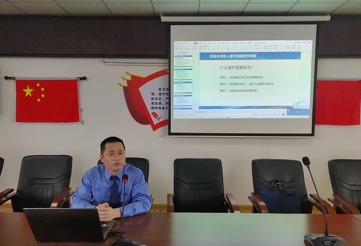 双清区爱莲街道“利剑护蕾”进社区 普法宣讲护成长(图1)
