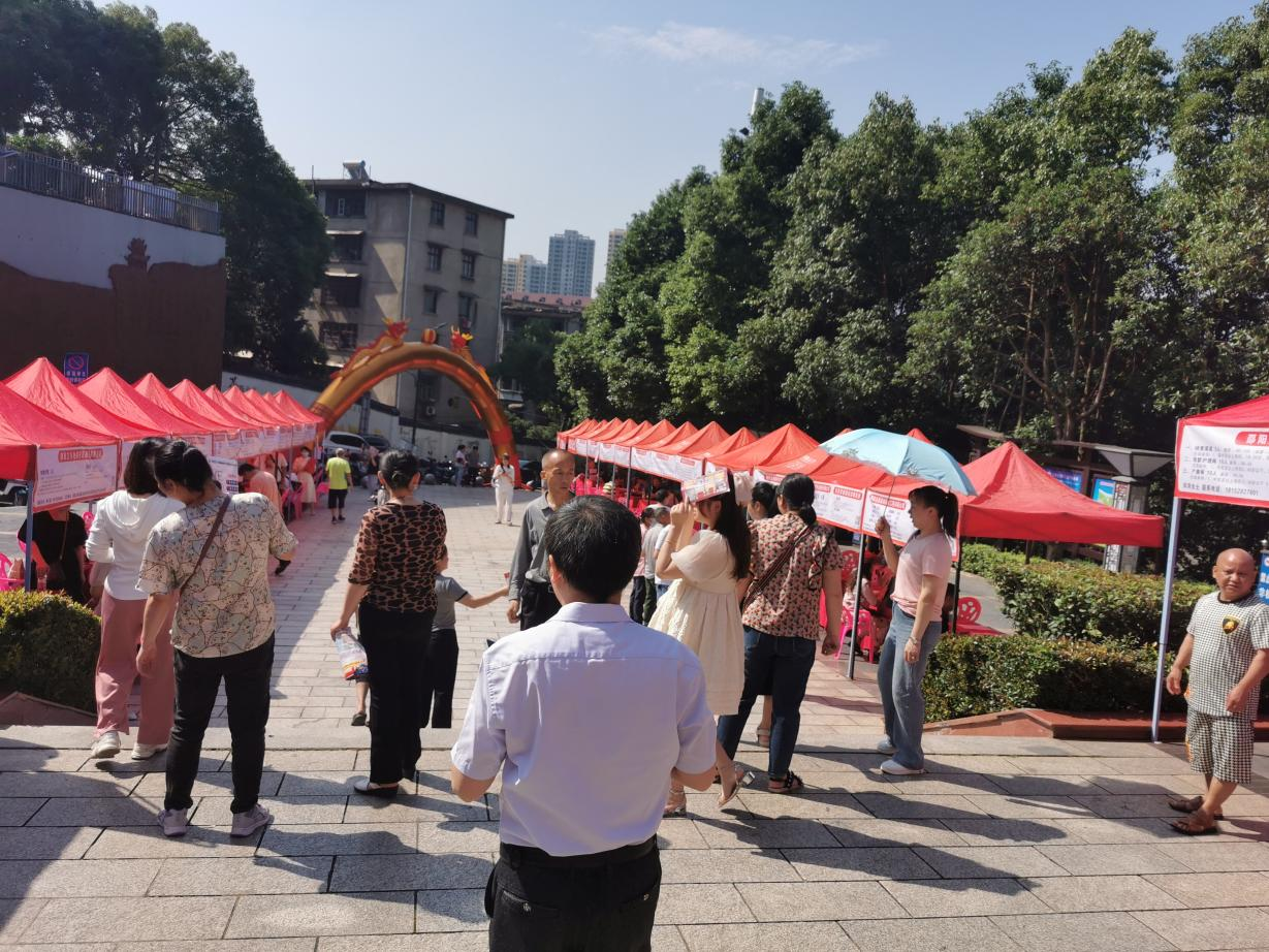 双清区小江湖街道“职引未来，薪动江湖”专项招聘会(图1)