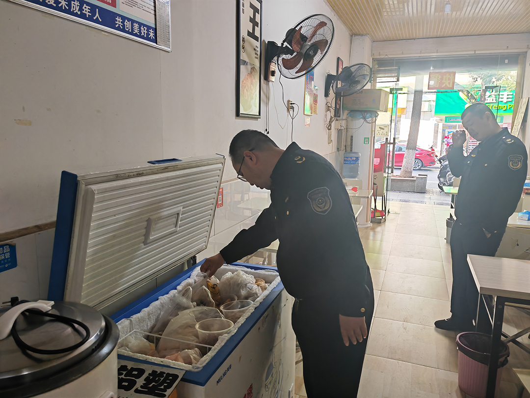 双清区小江湖街道办事处进行食品安全大排查(图1)