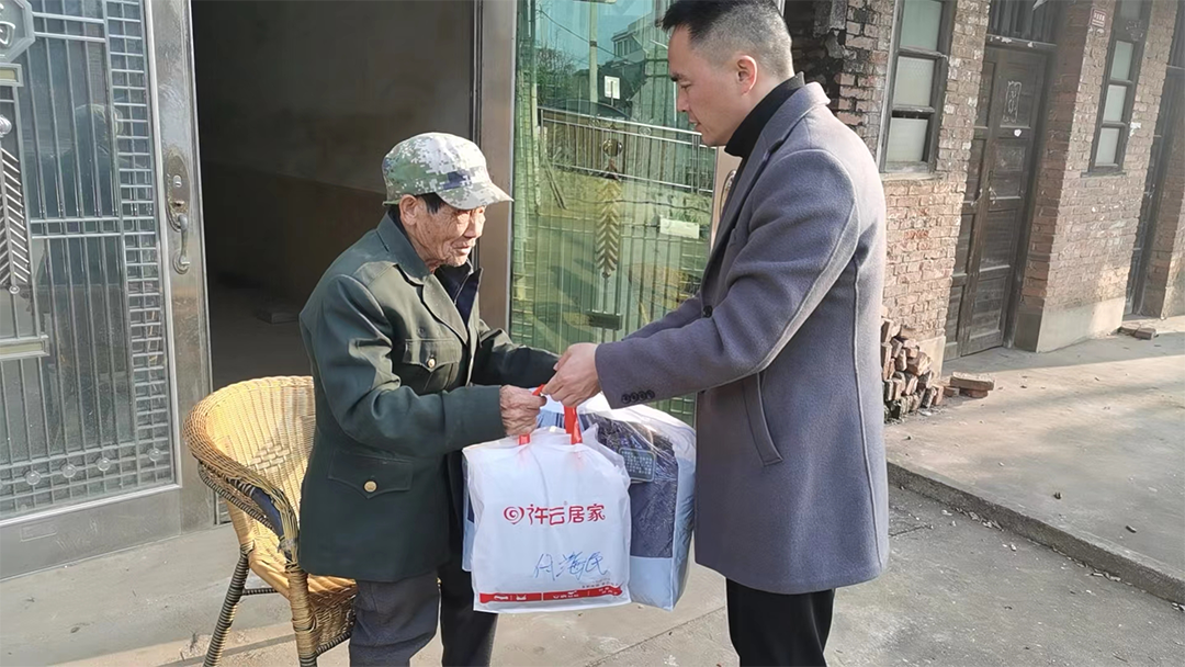 高崇山镇开展“寒冬送温暖”活动(图1)