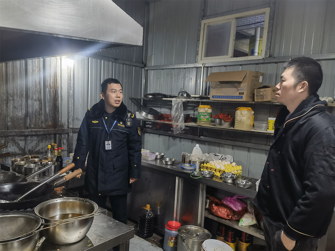 双清区高崇山镇：开展重污染天气管控夜查行动(图1)