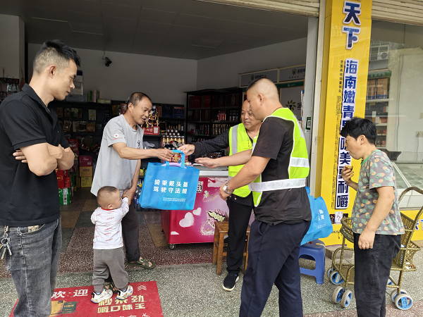 双清区“交安伴手礼”携高崇山镇交安告知书走进千家万户(图2)